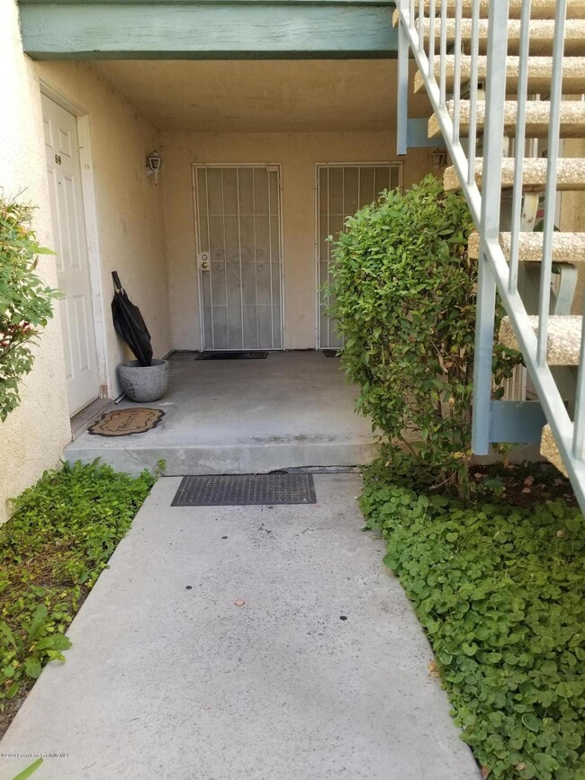 Building Photo - 10636 Woodley Ave