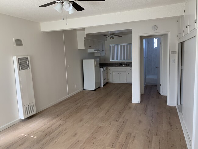 Foto del edificio - 12110 Downey Ave