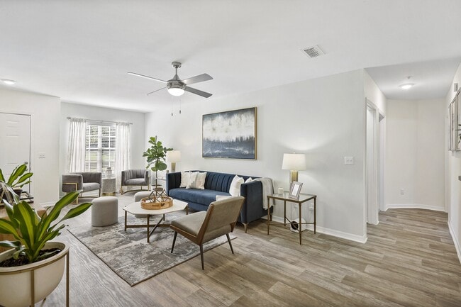 Building Photo - Country Club Lakes