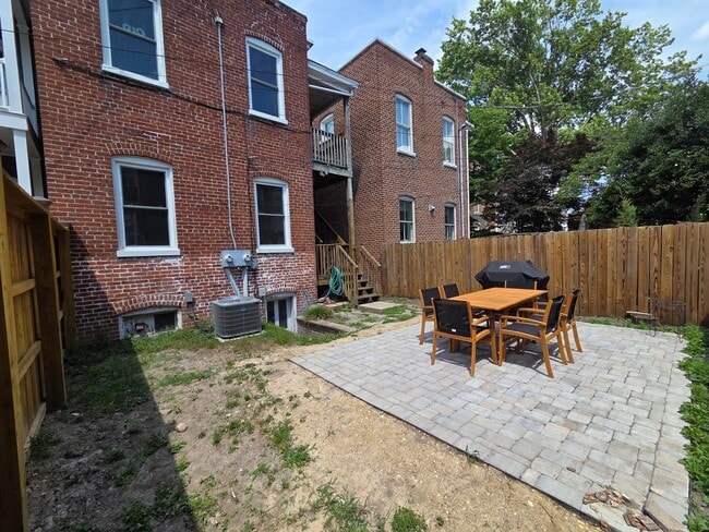 Building Photo - 2123 Stuart Ave