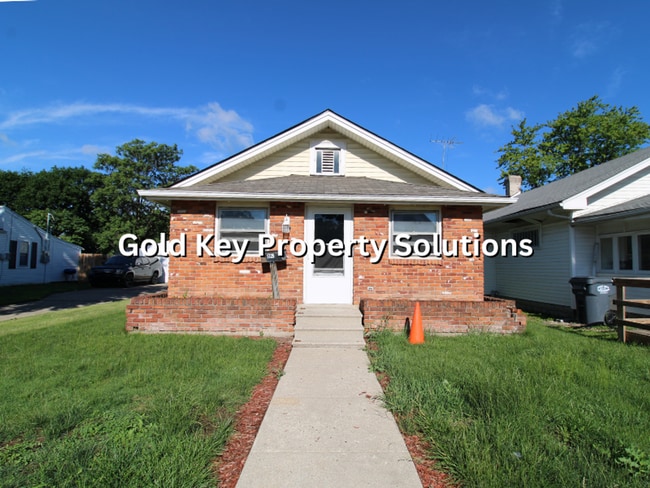 Building Photo - Spacious 2 BR 1 BA House with Central Air and Enclosed Porch (SECTION 8 APPROVED)
