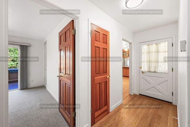 Foto del edificio - Look No Further, this home has it all- Hot Tub, Sauna, EV Charger, Solar, KOI Pond & More