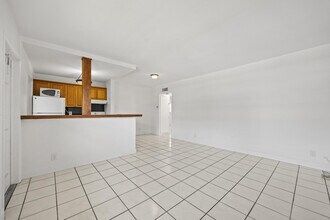 Building Photo - 5050 Bayview Dr
