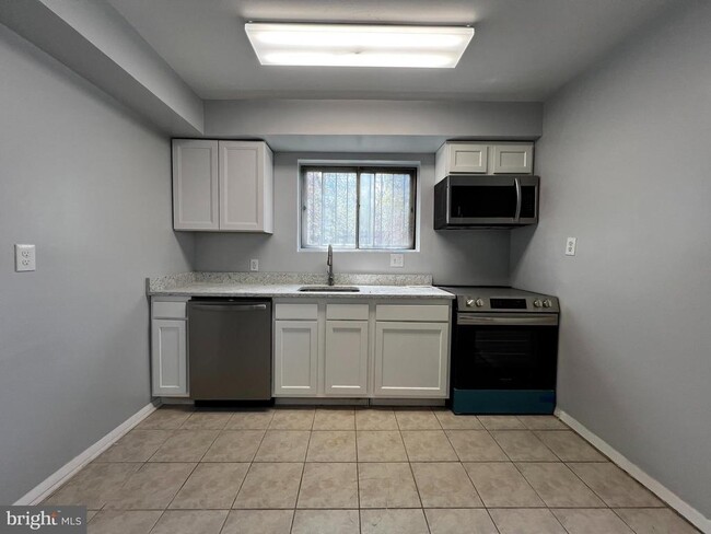 Building Photo - 4930 Eads Pl NE