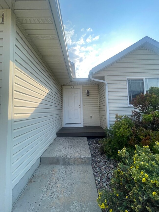 Building Photo - Freshly Remodeled 3 bed 2 Bath Townhome