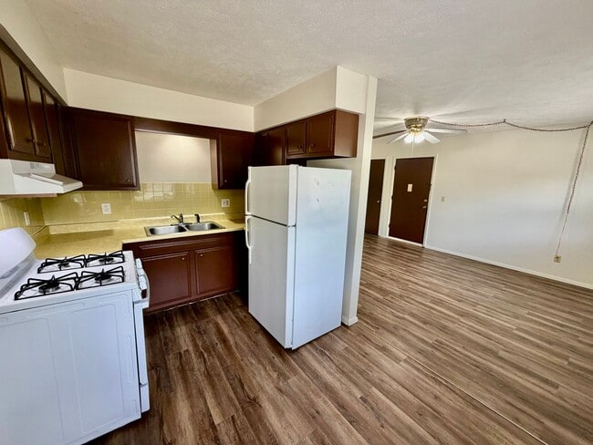 Building Photo - 102 College Park Ct