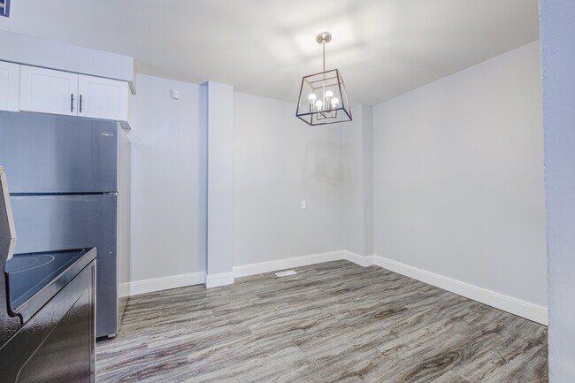 Photo du bâtiment - 3 Bed / 1 Bath in Chatham – $1,899 + Utilities/month + Parking Included