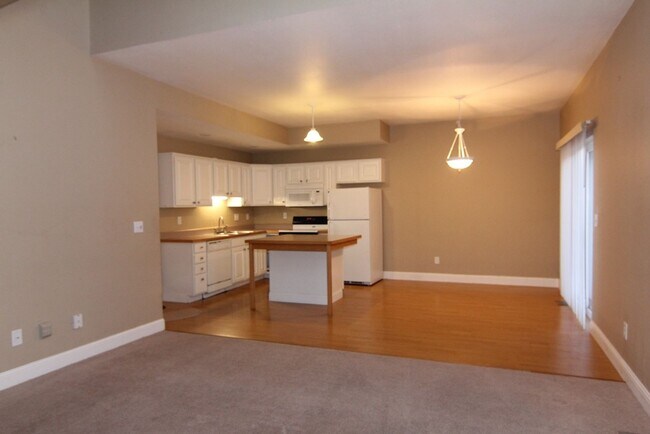 Foto del edificio - Beautifully Renovated Large 4 bedroom Dupl...