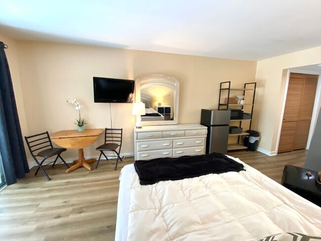 Building Photo - Beautiful 1BR/1BA Studio Condo Utilities I...