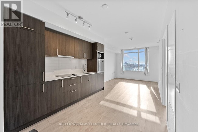 Building Photo - 27 Bathurst St