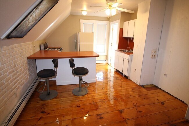 Building Photo - 2 Summit St