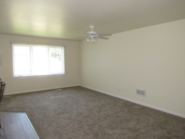 Building Photo - 924 W Bergera Rd