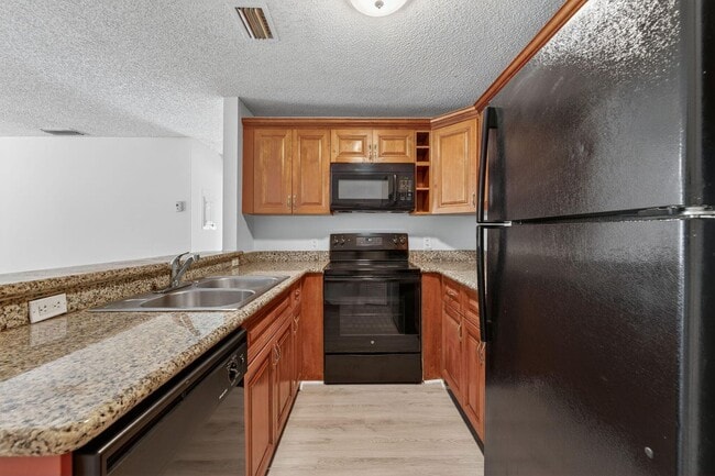 Building Photo - Lakeside Villas