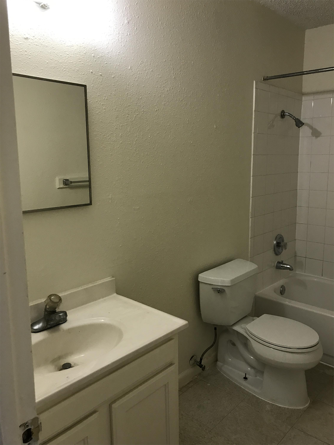 Building Photo - 1025 Sutton Dr