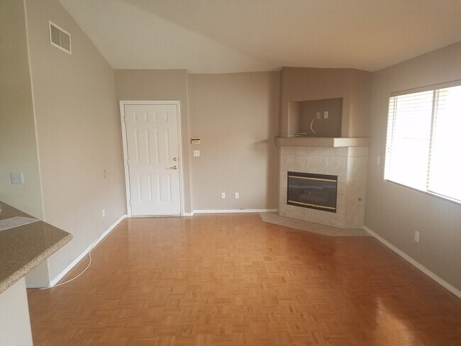 Foto del edificio - COZY 2 BED 2 BATH CONDO IN HENDERSON!