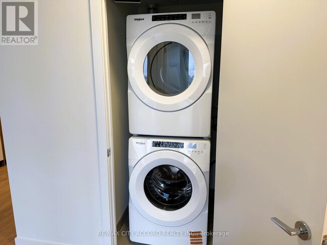 Building Photo - 1037 The Queensway