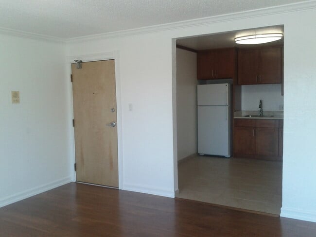 Building Photo - Location location!! Really comfortable apt by Glen Park BART with Parking. Gustavo Lopez AMSI