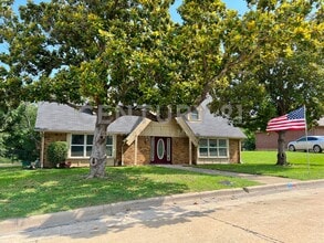 Building Photo - 508 Trail Lake Pl
