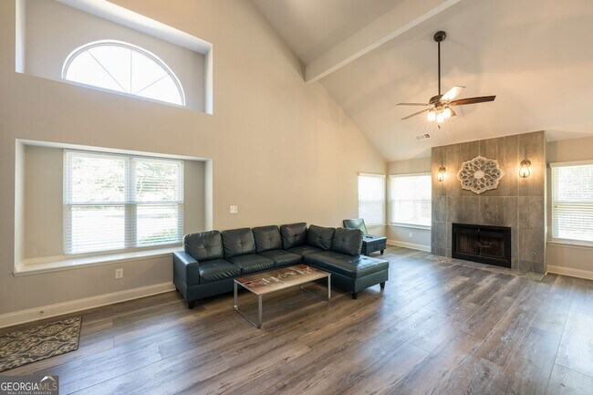 Foto del edificio - 895 Halston Ct