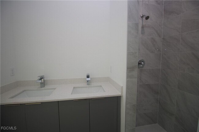 Foto del edificio - 1260 Milwaukee Blvd