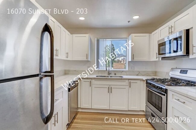 Building Photo - 16070 W Sunset Blvd