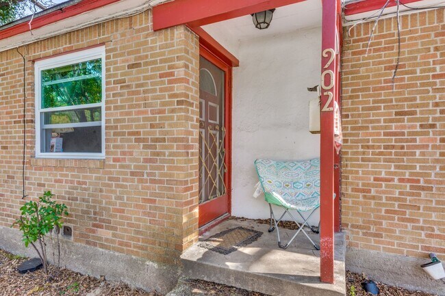 Building Photo - 902 Denton St