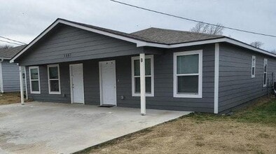 Building Photo - 1007 N Quincy Ave