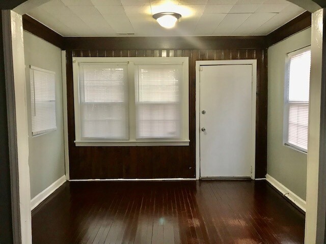 Building Photo - 301 Seldon Dr