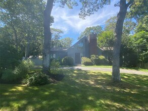 Building Photo - 15 Crestview Dr