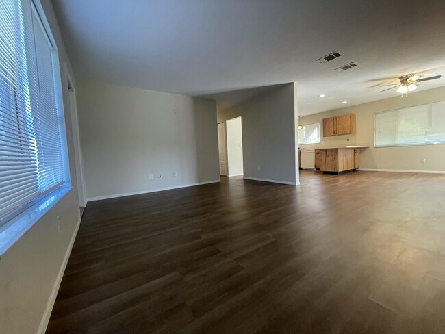 Foto del edificio - 1849 SE Rainier Rd