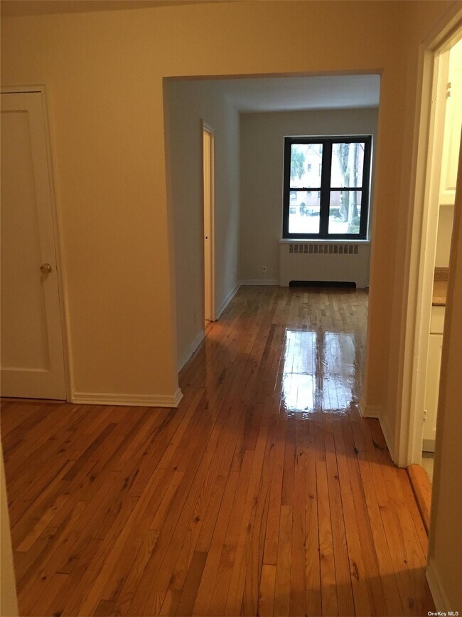 21 Schenck Ave Unit 2Bd, Great Neck Plaza, NY 11021 Room for Rent in Great Neck Plaza, NY