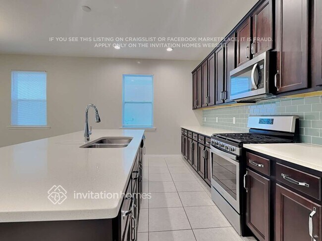 Foto del edificio - 14810 Caravan Ave