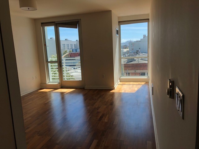 Building Photo - 555 4th St