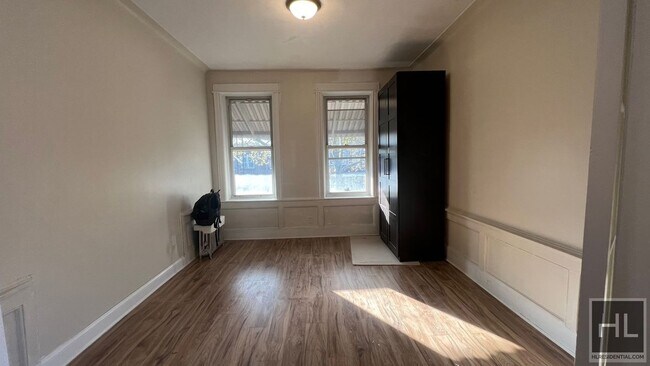 Foto del edificio - 433 E 2nd St
