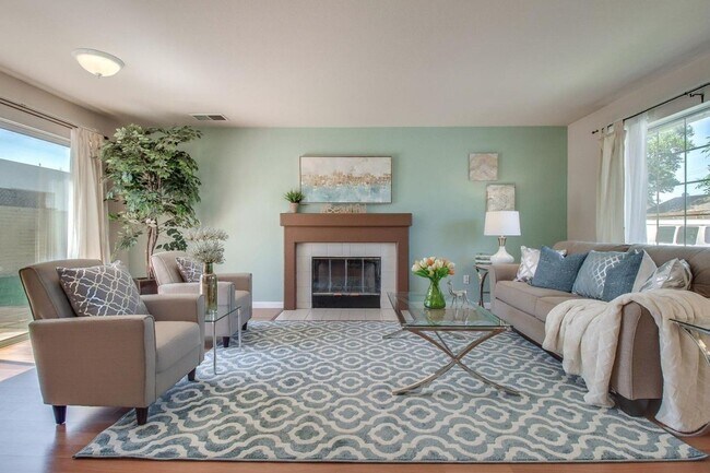 Foto del edificio - 4 Bed/2 Bath Home with Maintenance-Free ba...