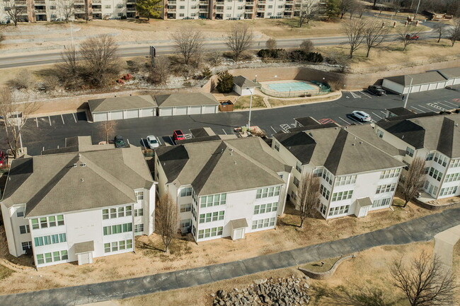 Building Photo - Fully Furnished Condo on Thousand Hills Go...