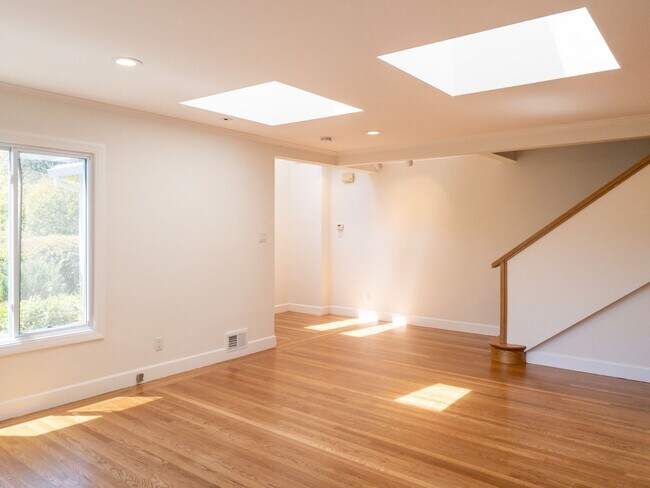 Building Photo - Handsome 4 bed/3 bath, 3-Level Home! PLUS ...
