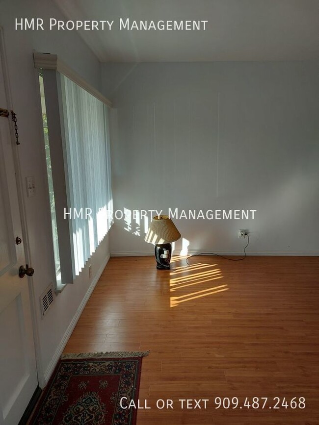 Building Photo - Single Family Home Near restaurant's, bank...