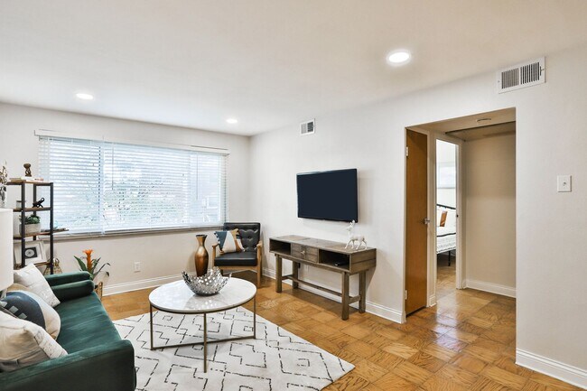 Foto del edificio - 7055 Hampton Ave