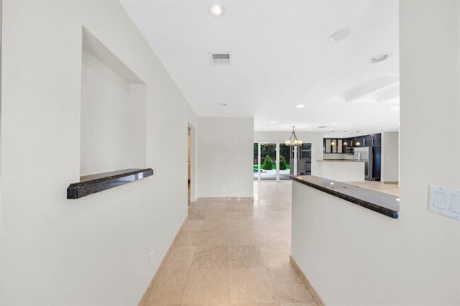 Building Photo - 4021 Bayview Dr