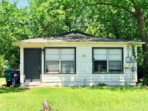 Building Photo - 1412 Oakwood Dr