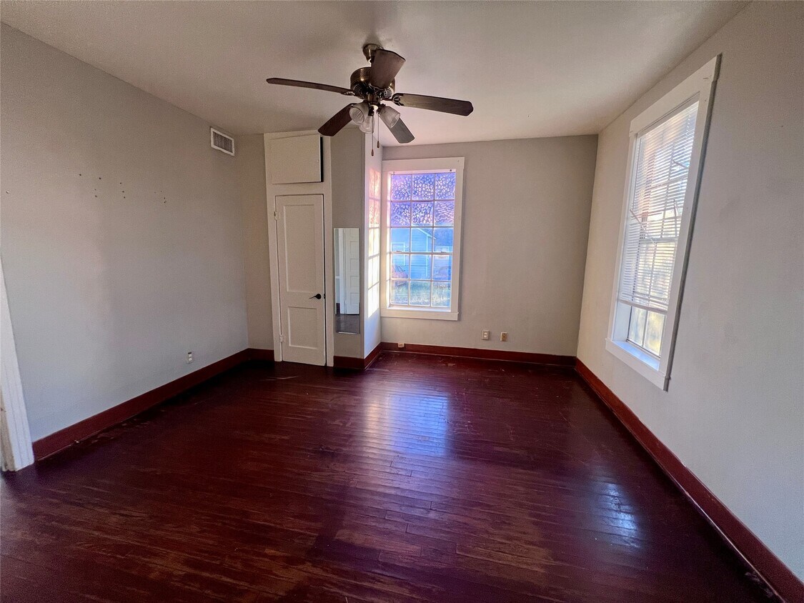 Foto del edificio - 621 Harrison Ln
