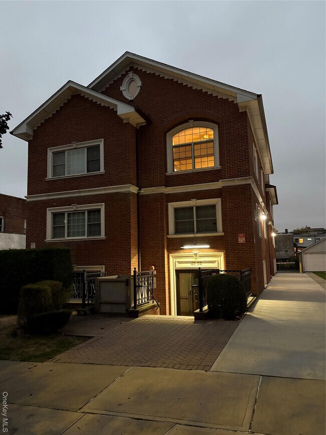 Foto del edificio - 42-28 214th Pl