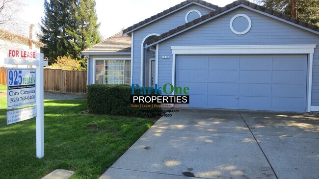 Foto del edificio - Beautifully Updated Home with Spacious Backyard in Concord!