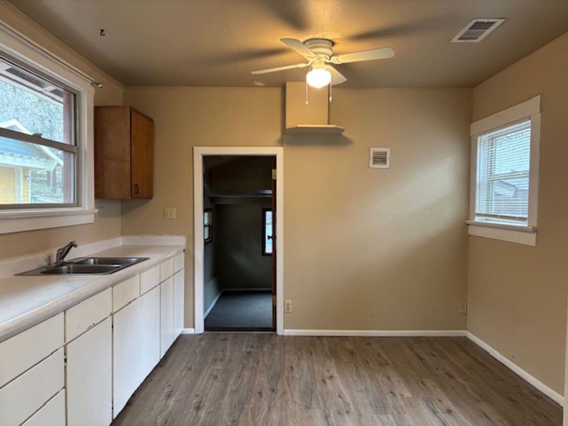 Building Photo - 1 Bedroom 1 bathroom