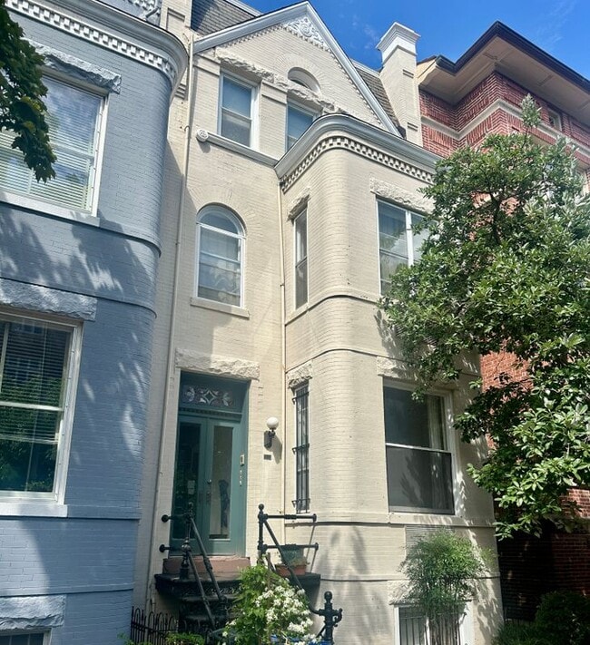 Building Photo - 510 A St NE