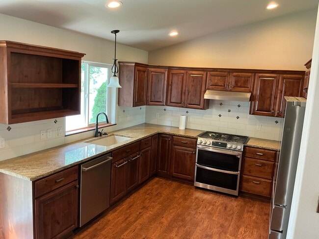 Building Photo - Beautiful home in desirable Hunter's Glen ...