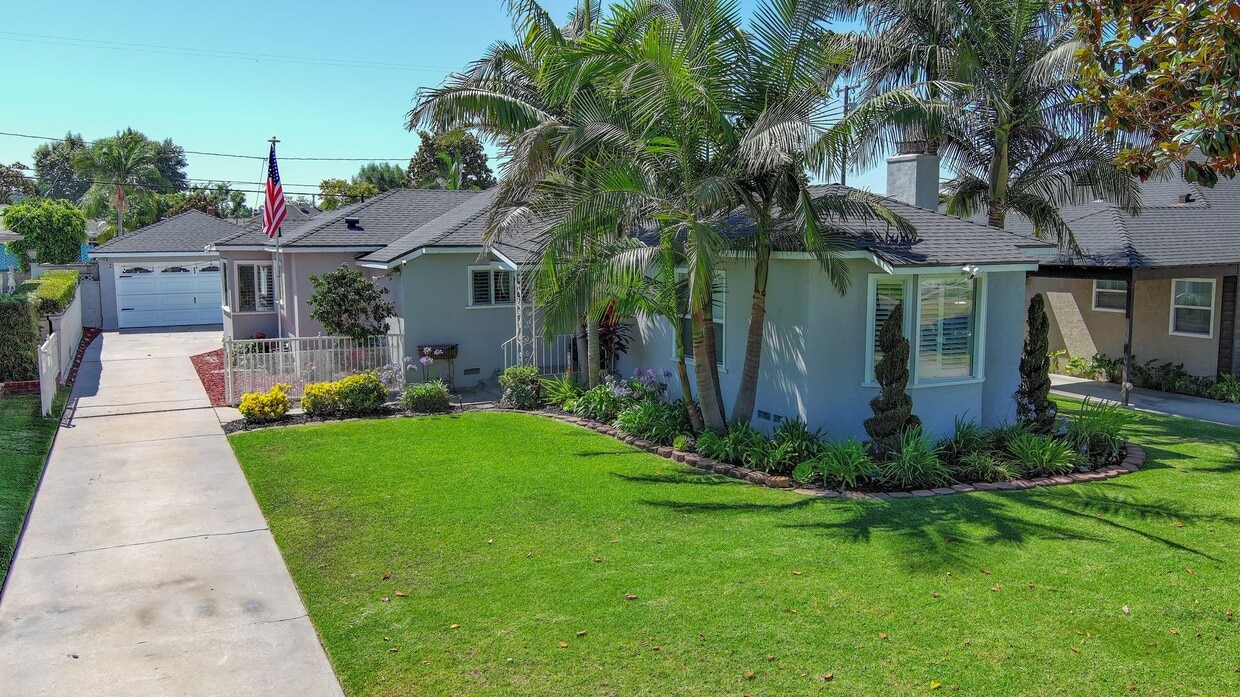 Primary Photo - Coming Soon! 3 Bed 1.5 Bath House with Pool!