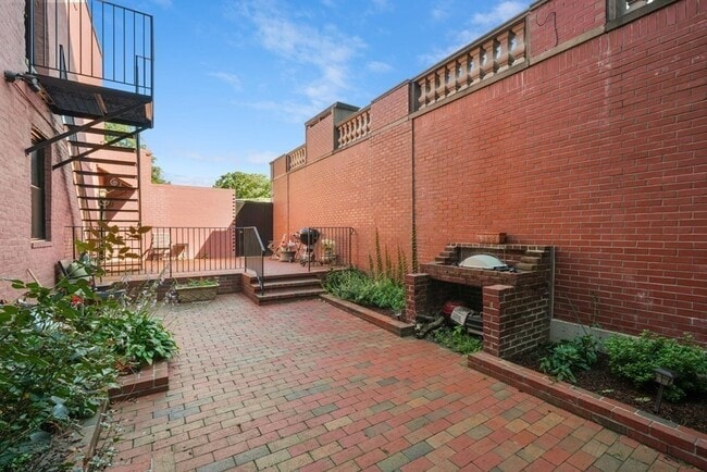 Building Photo - 239 Beacon St