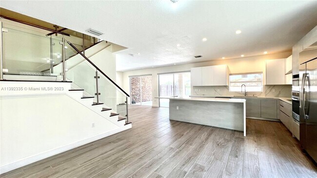 Building Photo - 10980 NW 73rd St